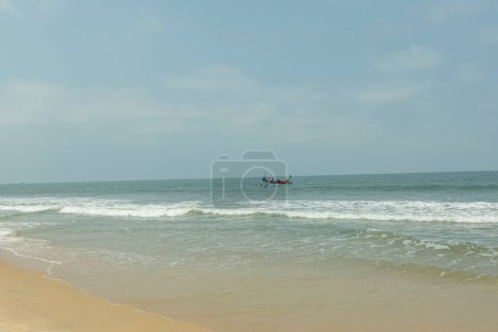 Foto de Benaulim Sunny Beach es un popular destino costero ubicado en el estado indio de Goa. La playa es conocida por sus arenas doradas y sus claras aguas azules, por lo que es un lugar ideal para los visitantes.. - Imagen libre de derechos