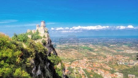 Téléchargez les photos : Château de Saint-Marin sur une falaise pendant la journée, ensoleillé - en image libre de droit