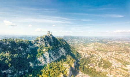 Téléchargez les photos : Photo panoramique aérienne des tours et de la forteresse de San Marino - en image libre de droit