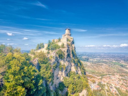 Téléchargez les photos : Photo panoramique aérienne des tours et de la forteresse de San Marino, vue rapprochée - en image libre de droit