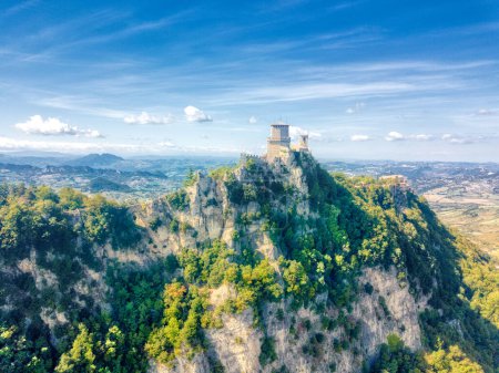 Téléchargez les photos : Photo panoramique aérienne des tours et de la forteresse de San Marino - en image libre de droit