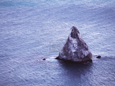 Téléchargez les photos : Beau paysage balnéaire avec des roches à la journée ensoleillée - en image libre de droit