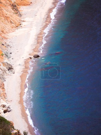 Téléchargez les photos : Beau paysage balnéaire avec des roches à la journée ensoleillée - en image libre de droit