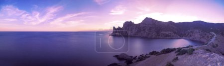 Téléchargez les photos : Belle mer de paysage avec des roches au jour ensoleillé nouveau monde - en image libre de droit