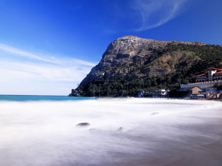 Téléchargez les photos : Belle mer de paysage avec des roches à la journée ensoleillée exposition du nouveau monde à long - en image libre de droit