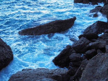 Téléchargez les photos : Belle mer de paysage avec des roches à la journée ensoleillée exposition du nouveau monde à long - en image libre de droit