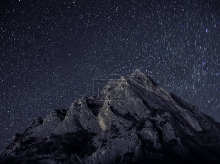 Téléchargez les photos : Montagne rocheuse avec un sentier étoilé sur le ciel - en image libre de droit