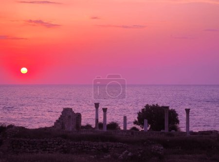 Téléchargez les photos : Hersones anciens au coucher du soleil - en image libre de droit