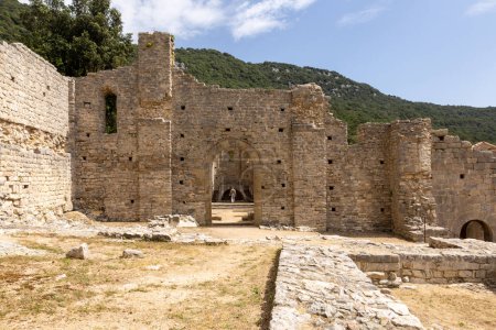 Ruinen einer mittelalterlichen Festung in der Vergangenheit