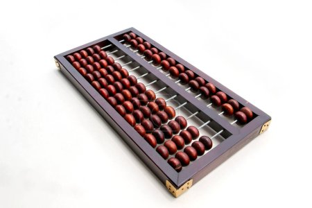 Abacus chino de madera - Suanpan calculadora antigua clásica vista lateral derecha aislado sobre fondo blanco