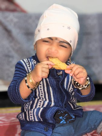 Foto de Linda niña comiendo con expresión sonriente - Imagen libre de derechos