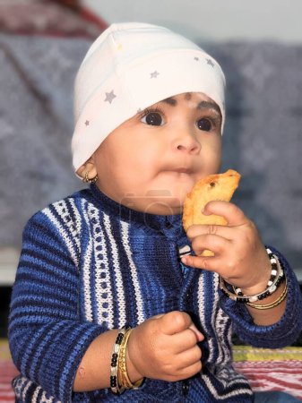 Foto de Linda niña comiendo con expresión sonriente - Imagen libre de derechos