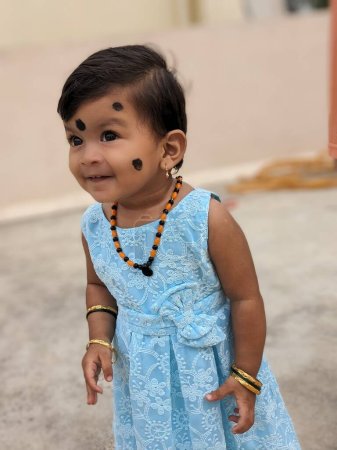 Téléchargez les photos : Portrait d'expression de bébé fille en robe bleue - en image libre de droit