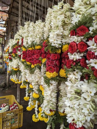Foto de Guirnalda de flores de colores en el mercado - Imagen libre de derechos