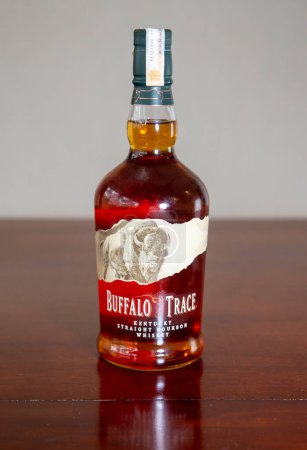Foto de Brasilia, Df, Brasil, 11 de marzo de 2013: Buffalo Trace Whiskey straight bourbon Kentucky. - Imagen libre de derechos