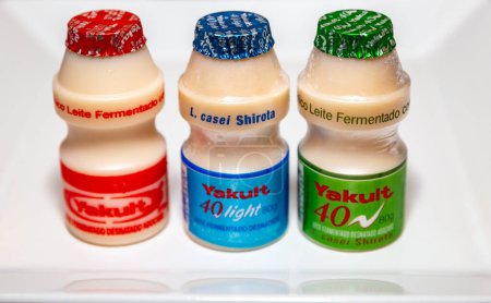 Téléchargez les photos : Yakult, boisson fermentée traditionnelle aux probiotiques avec Lactobacilus Casei Shirota - en image libre de droit