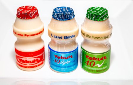 Téléchargez les photos : Yakult, boisson fermentée traditionnelle aux probiotiques avec Lactobacilus Casei Shirota - en image libre de droit