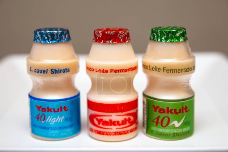 Foto de Yakult, bebida fermentada probiótica tradicional con Lactobacilus Casei Shirota - Imagen libre de derechos