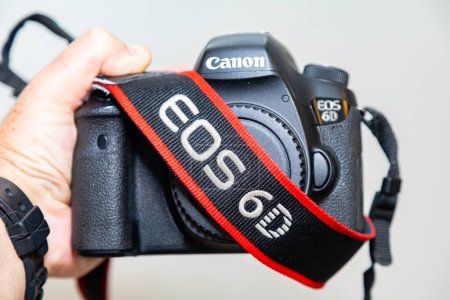 Téléchargez les photos : Canon 6D appareil photo plein cadre à la main - en image libre de droit