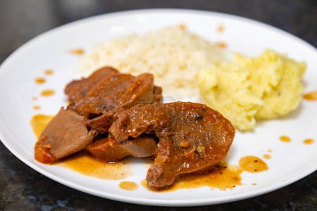 Téléchargez les photos : Plat traditionnel rustique brésilien, langue de bœuf à la sauce Madère avec purée de pommes de terre et riz - en image libre de droit