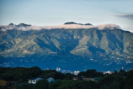 Foto de Hermosa vista de las montañas de San José, Costa Rica por la mañana. - Imagen libre de derechos