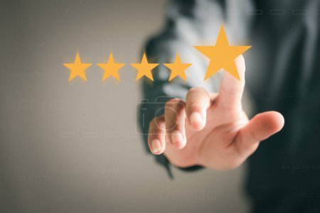 Foto de Consumers point to stars for the best satisfaction rating based on the store's service experience, customer engagement concept based on test results and product evaluation through the Internet. - Imagen libre de derechos