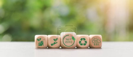 Téléchargez les photos : Wooden blocks and icons representing the concept of caring for nature together,Net Zero,Carbon Neutral Concepts ,Greenhouse Gas Reduction Policy,Carbon Neutral,Environmental Mind,Green Industry. - en image libre de droit