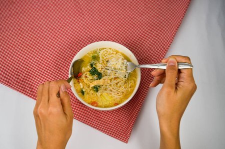 Foto de Boiled noodles served on the table. Bakmi Godhog or also often called Bakmi Jawa is a native food from Indonesia, especially in the Special Region of Yogyakarta, Central Java and East Java. - Imagen libre de derechos