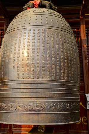 Foto de Engraved Large Bell in a Chinese ancient temple in Taishan Mountain, China. High-quality photo - Imagen libre de derechos
