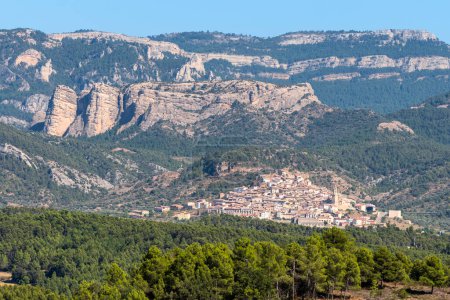 Téléchargez les photos : Vue panoramique du village de Penyarroya de Tastavins et de la formation rocheuse Masmut dans la région d'Els Ports de Matarranya, Teruel, Espagne. Photo de haute qualité - en image libre de droit