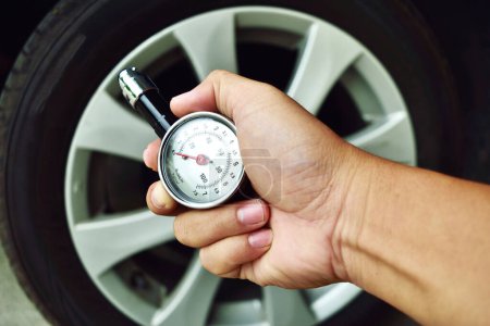 Foto de Manómetro de retención manual para la medición de la presión del neumático del automóvil - Imagen libre de derechos