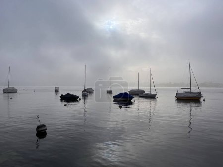 Foto de Veleros tranquilos en Lucerna por la mañana - Imagen libre de derechos
