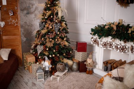 Foto de Decoración de Navidad y juguetes para Navidad y Año Nuevo. La casa de los niños. Muchas luces. Gnomo de juguete. Árbol de Navidad - Imagen libre de derechos