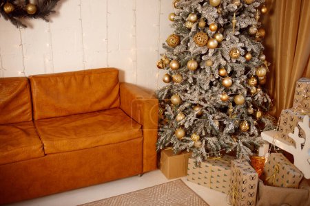 Foto de Árbol de Navidad cerca del sofá en casa. Muchos regalos para los niños. Vacaciones en casa. Hacer unas vacaciones - Imagen libre de derechos