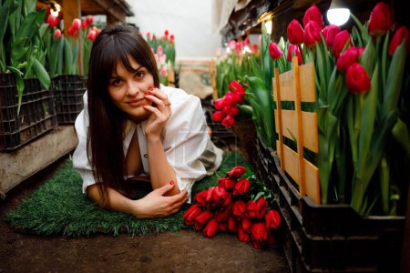 Téléchargez les photos : Un jardin à la maison avec mille tulipes cultivées par une fille ukrainienne elle-même - en image libre de droit