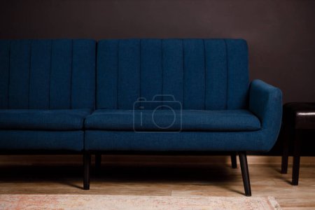 Téléchargez les photos : Canapé élégant bleu dans le salon. Intérieur design. Des tons sombres de rénovation en 2023 - en image libre de droit