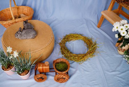 Foto de Decoración de Pascua: nido, huevos, flores, plantas, productos de madera, fondo azul - Imagen libre de derechos