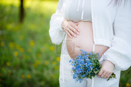 Foto de Mujer Embarazada Vientre. Concepto de embarazo. Primer plano de una mujer embarazada sosteniendo a mamá esperando al bebé. Ducha bebé - Imagen libre de derechos