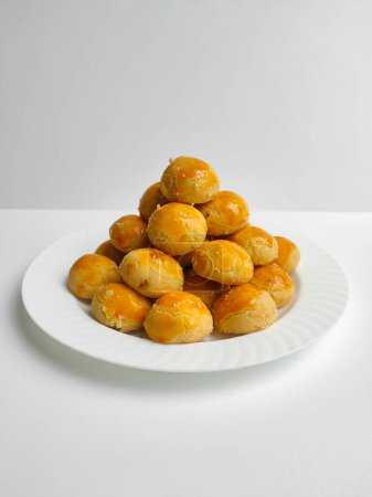 Nastar-Kekse, Ananaskuchen oder Ananaskuchen sind kleine Gebäckstücke, die mit Ananasmarmelade gefüllt sind. Stapelweise Ananaskuchen gipfeln