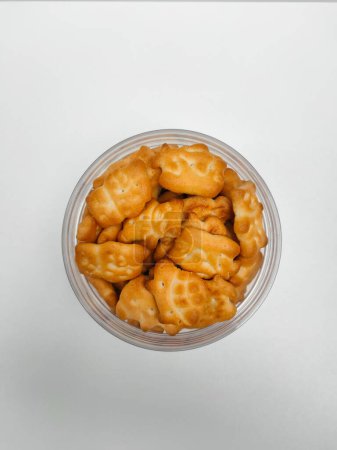 Tierförmige Kekse mit Duriangeschmack im Behälter