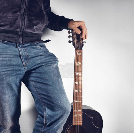 Téléchargez les photos : Homme tenant une guitare acoustique noire - en image libre de droit