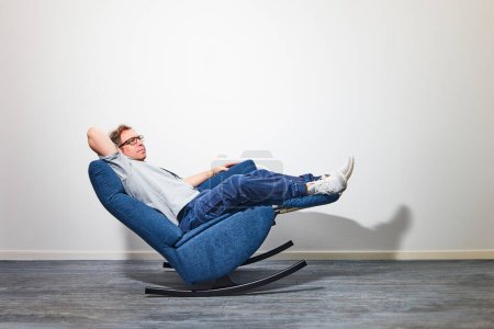 Homme relaxant dans une chaise moderne