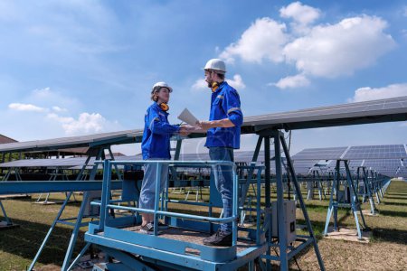 Foto de Ingenieros de mantenimiento en el puesto de granja solar en el elevador de tijera, inspección rutinaria de la condición paneles solares - Imagen libre de derechos