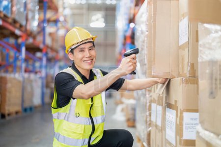 Téléchargez les photos : Staff working in large depot storage warehouse hold wireless barcode scanner scan box at shelf - en image libre de droit