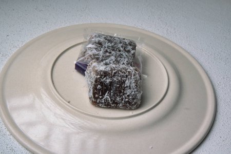 Téléchargez les photos : Gâteau gelée garni de noix de coco râpée. - en image libre de droit