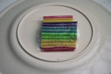 Téléchargez les photos : Gâteaux multicolores en couches sur une assiette. - en image libre de droit