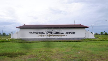 Téléchargez les photos : Yogyakarta- Indonesia, 27 December 2022 : Yogyakarta International Airport Monument - en image libre de droit