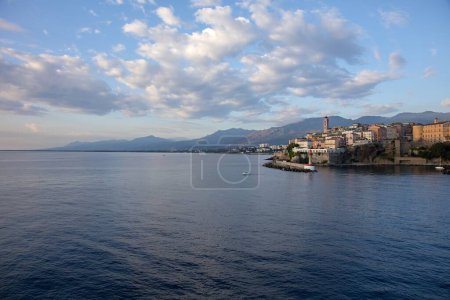 Téléchargez les photos : Une ville sur la côte de Corse - en image libre de droit