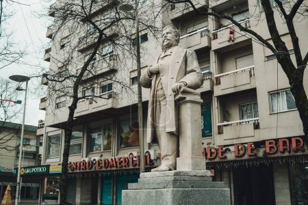 Téléchargez les photos : Maia, Porto, Portugal - 2022 : Visconde de Barreiros. Statue à Cidade da Maia d'un vicomte, marchand et humaniste du XIXe siècle au Portugal. - en image libre de droit