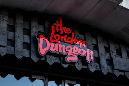 Téléchargez les photos : London, UK - 2023: The London Dungeon sign at the entry of the building, scary and creepy tourist attraction recreating London's macabre historical events. - en image libre de droit